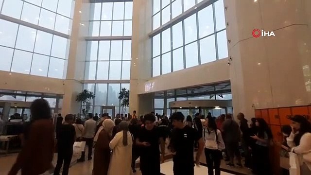 Des citoyens bloqués dans le centre commercial Cevahir