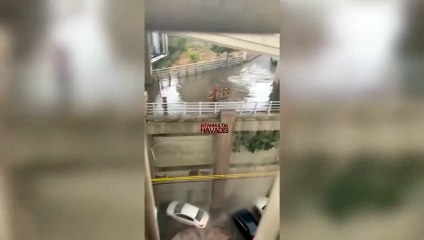 Les eaux de crue ont traversé les murs du centre commercial en raison des fortes pluies qui ont frappé Istanbul.