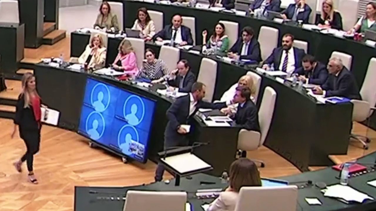 Un concejal socialista es expulsado del pleno del Ayuntamiento de Madrid tras dar varias palmadas en la cara de Almeida