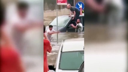 Le conducteur, coincé dans son véhicule à Ikitelli, où la pluie était efficace, a été secouru à l'aide d'une corde attachée à un poteau.