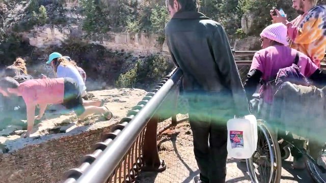 Les touristes sautent par-dessus la balustrade du Grand Canyon