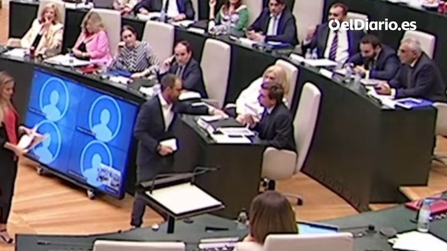 Un concejal del PSOE da palmadas en la cara al alcalde en el pleno del Ayuntamiento de Madrid