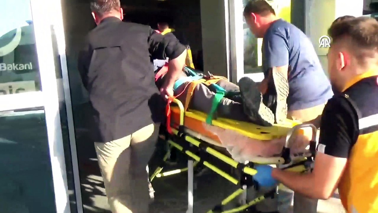 Sinop Orman İşletme Müdürlüğünün aracı dere yatağına devrildi, 2 kişi yaralandı