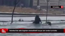 İstanbul'da sele kapılan motosikletli kurye son anda kurtuldu