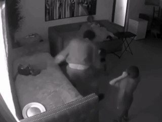 VÍDEO: Homem esquece arma em cima de sofá, criança pega e atira na própria mão