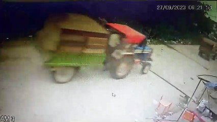 बजरी माफिया का ऐसा खौफ...थाने के सामने से निकल रही अवैध बजरी