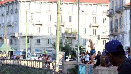 Caldo fuori stagione: e i turisti si tuffano dal ponte sulla Darsena