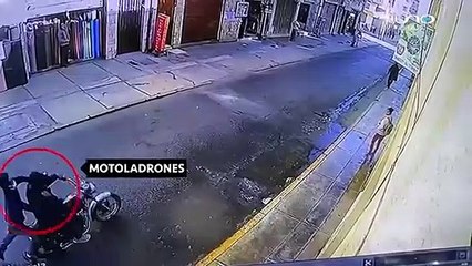 “¡Trató de alcanzarlos!”: Persiguió a los motoladrones que le robaron el celular