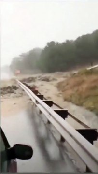 Sağanak yağış nedeniyle İstanbul Havalimanı yolunda toprak kayması meydana geldi