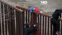 شاهد: عشرات المهاجرين يتسلقون السياج الحدودي البحري عند الحدود المكسيكية الأميركية