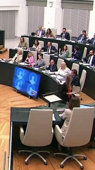 Madrid: Dimite un concejal del PSOE tras dar varias palmadas en la cara a Almeida