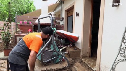 بيوت ملأها الوحل وسيارات جرفتها السيول... هكذا بدا المشهد في اليونان بعد عاصفة "إلياس"