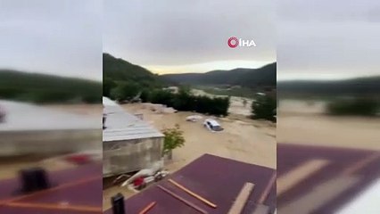 Arnavutköy'de taşan dere nedeniyle 7 işçinin mahsur kaldığı anlar kamerada