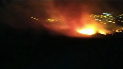 Bombeiros combatem incêndio em vegetação no Periolo