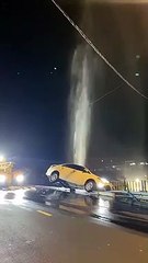 Kereta terbabas langgar paip air