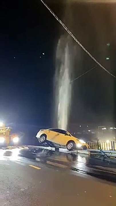 Kereta terbabas langgar paip air