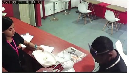Captan momento cuando hombre asalta negocio después de comer en Roatán