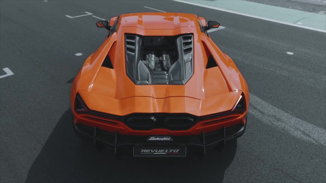 Lamborghini-Werksfahrer Caldarelli testet den Revuelto auf der Rennstrecke