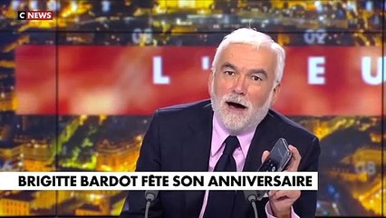 Download Video: Brigitte Bardot appelle Pascal Praud par surprise, en plein direct hier soir sur Cnews, alors qu'il est en train d'évoquer son anniversaire : 