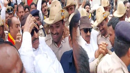 Karnataka Bandh: ವಾಟಾಳ್ ನಾಗರಾಜ್ ಗೆ ದಾರಿ ಮಾಡಿಕೊಡುವ ಭರದಲ್ಲಿ ಮಾಧ್ಯಮದವರನ್ನೇ ತಳ್ಳಿದ ಬಾಡಿಗಾರ್ಡ್ಸ್