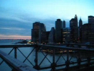 Une vue du pont Brooklyn en début soirée à Mannathan