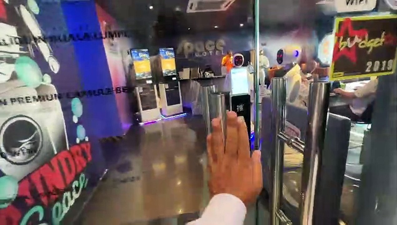 CAPSULE HOTEL KUALA LAMPUR MALAYSIA - ROBOT WORKING IN THIS HOTEL - VILLAGE FOOD SECRETS - MUBASHIR_2