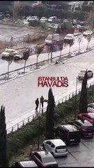 İstanbul'da motokurye yoğun yağış sonrası sele kapıldı