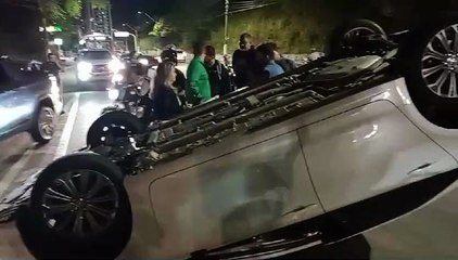 Carro se envolve em acidente e capota na Leste Oeste