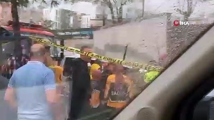 Pendik'te istinat duvarı işçi servisinin üzerine düştü