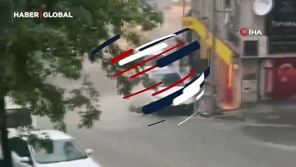 Şişli'de sağanağın ardından korkutan görüntü! Bir kadın sele kapıldı