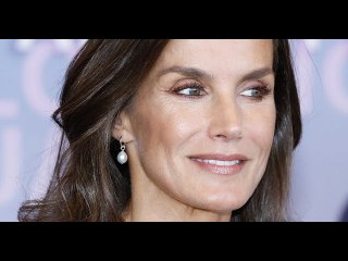 VIDEO: Letizia d'Espagne : Nouveaux essais capillaires et robe ultra-originale, la reine en solo se