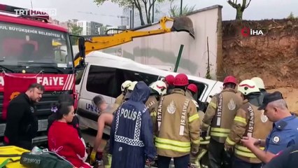 Pendik'te istinat duvarı araçların üzerine çöktü