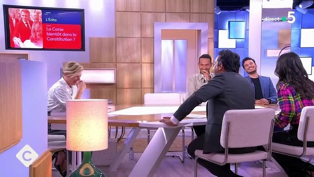 J'ai eu peur : Anne-Elisabeth Lemoine prise d'un incontrôlable fou-rire après l'arrivée tardive de Yannick Jadot dans C à vous