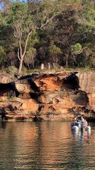 Un type échoue en tentant de se retourner dans l'eau