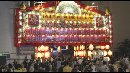 Hong Kong, migliaia di spettatori per la danza del drago di fuoco