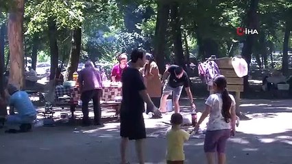 इस्तांबुल में ईद-उल-अज़हा का जश्न मनाने वाले लोग बेलग्रेड वन में एकत्र हुए