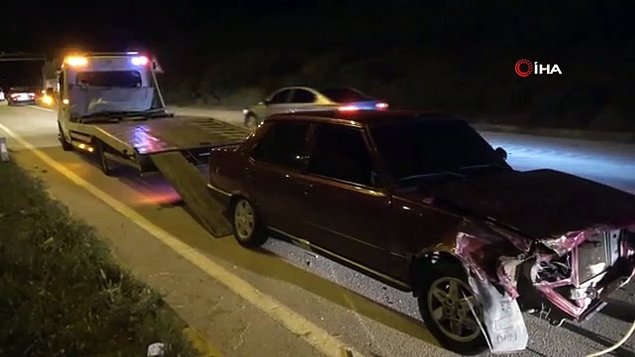 Der betrunkene Fahrer prallte mit seinem Auto gegen einen mit Holz beladenen Lastwagen, die Insassen kamen unverletzt davon