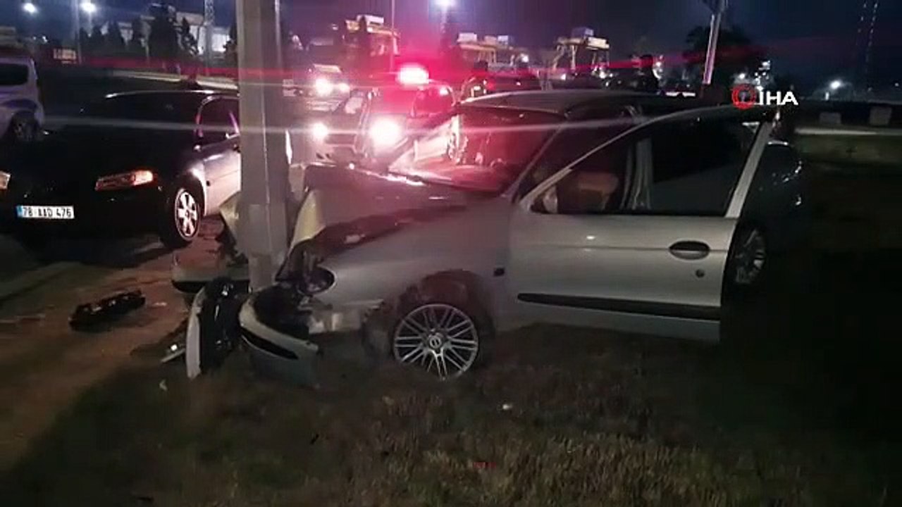 Ein betrunkener Fahrer fuhr auf den Mittelstreifen und prallte gegen einen Lichtmast