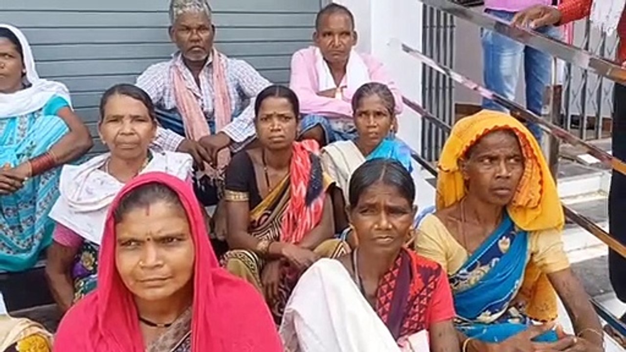 शराब की दुकान बंद कराने महिलाओं ने किया प्रदर्शन, अधिकारियों को दी यह चेतावनी, देखें video