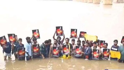 తూర్పు గోదావరి జిల్లా: గోదావరినదిలో జలదీక్ష... భగ్గుమన్న నేతలు