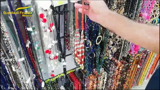 Bigiotteria fuorilegge: sequestrato a Messina mezzo milione di articoli tra aneli, collane e orecchini