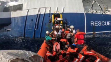 Tải video: La Geo Barents di Msf soccorre 61 persone al largo della Libia