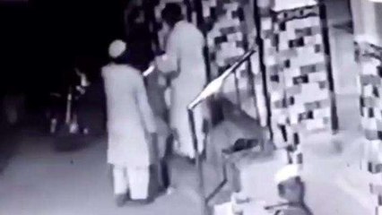 हमीरपुर: दबंग ने मदरसे में नेत्रहीन को जमकर पीटा, घटना सीसीटीवी में हुई कैद