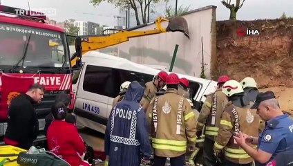 Pendik'te istinat duvarı araçların üzerine çöktü