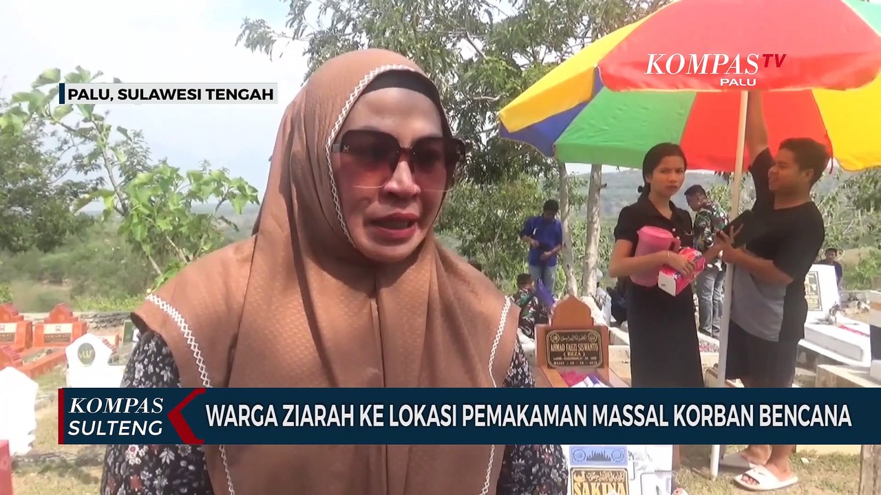 Warga Ziarah ke Lokasi Pemakaman Massal Korban Bencana