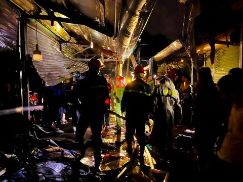 Cháy lớn ở chợ Ba Đồn, 3 quầy hàng bị thiêu rụi