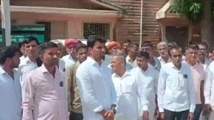 बाड़मेर: दबंग सरपंच के खिलाफ फूटा ग्रामीणों का आक्रोश, कलेक्‍टर को सौंपा ज्ञापन