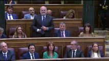 Momento en el que el diputado de Junts Eduard Pujol vota 'sí' por error en la investidura de Feijóo