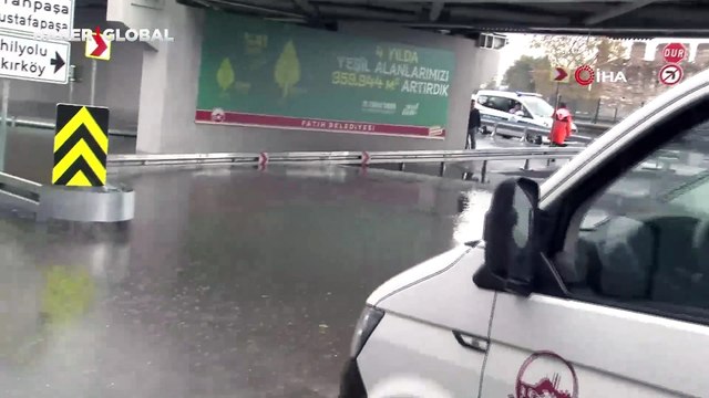 Fatih'te su basmaları sonucu rögar kapakları fırladı!