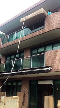 Tongs de matelas non sécurisées du troisième étage